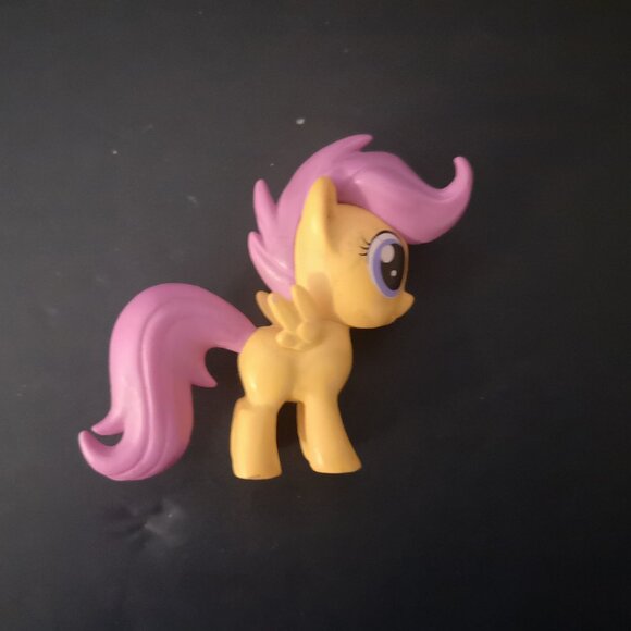 A Collection of 7 My Little Pony Figurines Approximate 2" to 3" Tall - Picture 6 of 12